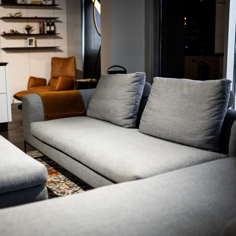 COR Sofa und Cognac-Ledersessel in der Wohn-Lounge des Schauraums