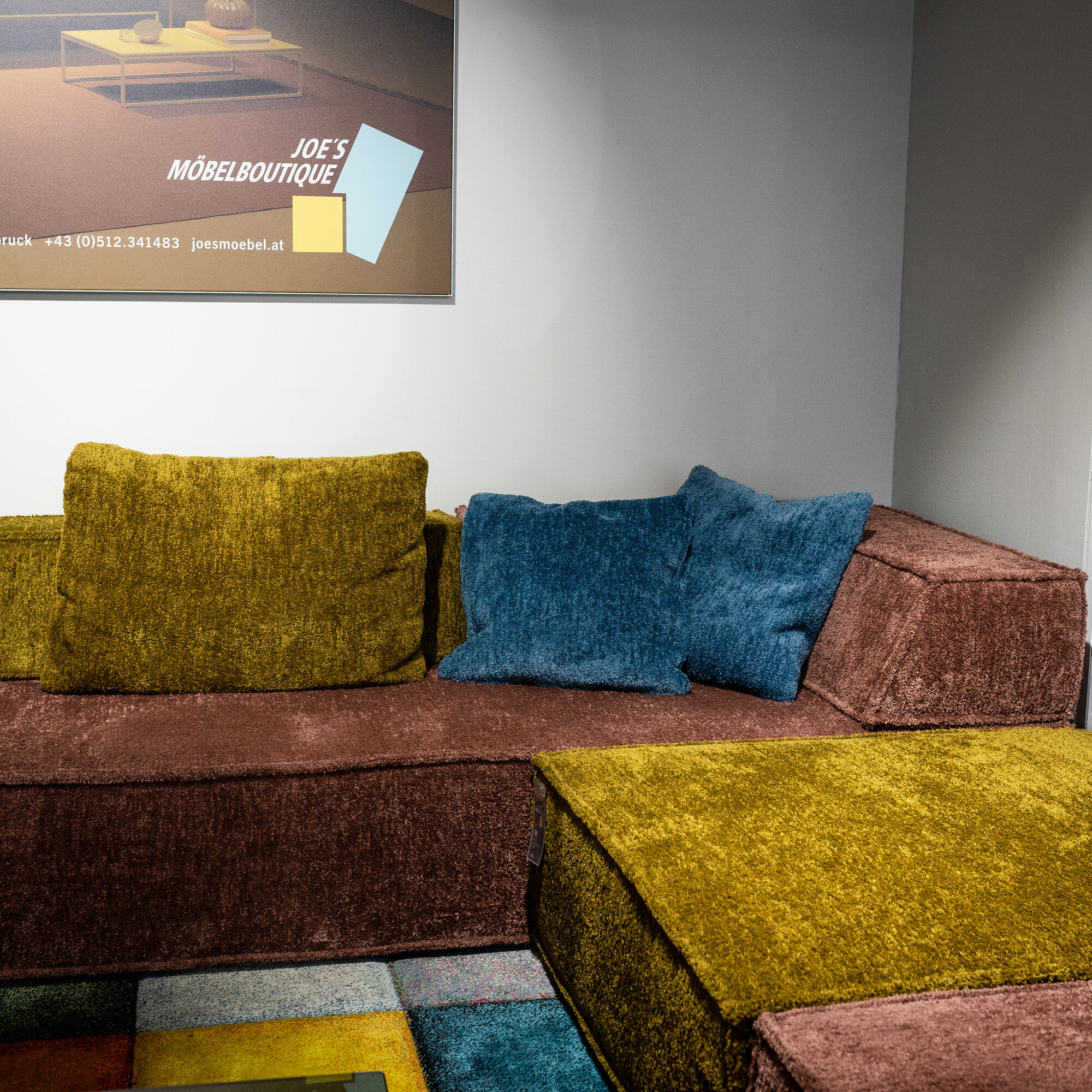 Modulsofa in Senfgelb und Altrosa in der Lounge-Ecke von Joe's Möbelboutique