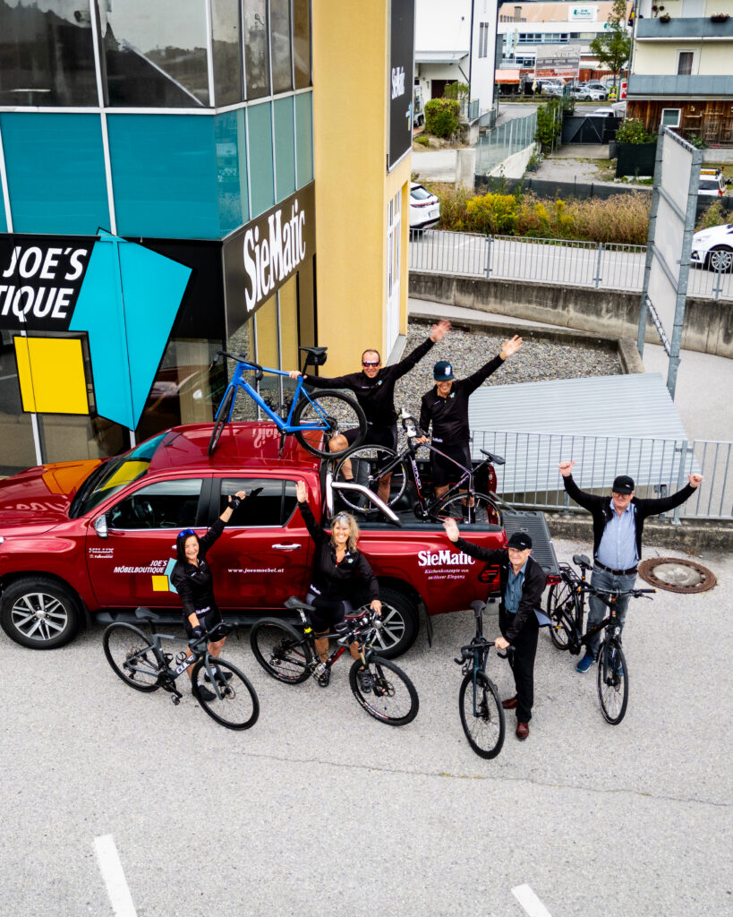 Das Team von Joe's Möbelboutique vor dem Schauraum in Innsbruck